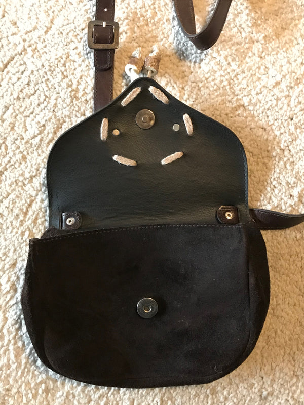 Braune Trachtentasche aus Ziegenveloursleder – Damen | Herzapplikation | Verstellbarer Riemen | Secondhand