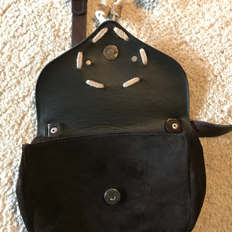 Braune Trachtentasche aus Ziegenveloursleder – Damen | Herzapplikation | Verstellbarer Riemen | Secondhand