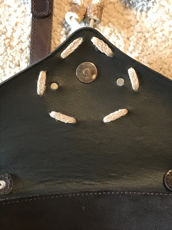 Braune Trachtentasche aus Ziegenveloursleder – Damen | Herzapplikation | Verstellbarer Riemen | Secondhand