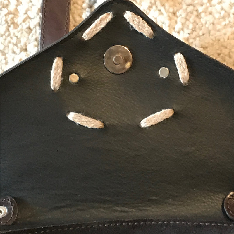 Braune Trachtentasche aus Ziegenveloursleder – Damen | Herzapplikation | Verstellbarer Riemen | Secondhand