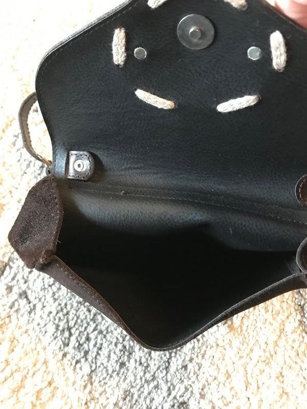 Braune Trachtentasche aus Ziegenveloursleder – Damen | Herzapplikation | Verstellbarer Riemen | Secondhand