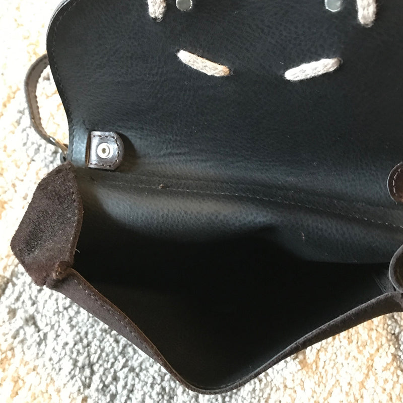 Braune Trachtentasche aus Ziegenveloursleder – Damen | Herzapplikation | Verstellbarer Riemen | Secondhand
