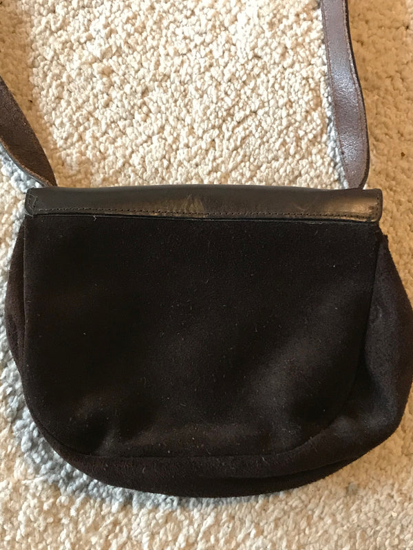 Braune Trachtentasche aus Ziegenveloursleder – Damen | Herzapplikation | Verstellbarer Riemen | Secondhand