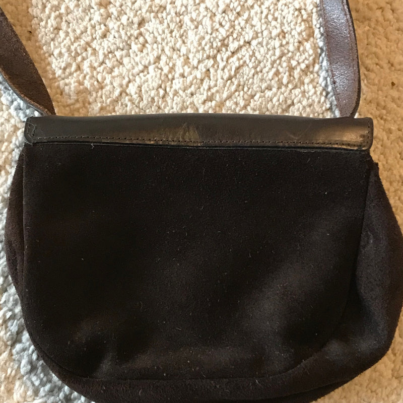 Braune Trachtentasche aus Ziegenveloursleder – Damen | Herzapplikation | Verstellbarer Riemen | Secondhand