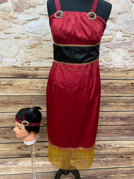 Charleston Kostüm für Damen 3teilig, besteht aus einem rot/schwarzen, ärmellosen Fransenkleid , einem Stirnband und langen roten Handschuhen. Das Kleid ist typisch im 20er Jahre Stil geschnitten und ein Unikat