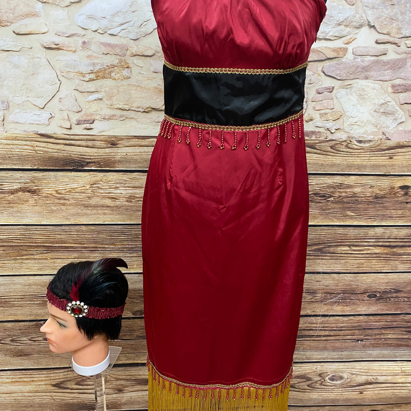 Charleston Kostüm für Damen 3teilig, besteht aus einem rot/schwarzen, ärmellosen Fransenkleid , einem Stirnband und langen roten Handschuhen. Das Kleid ist typisch im 20er Jahre Stil geschnitten und ein Unikat