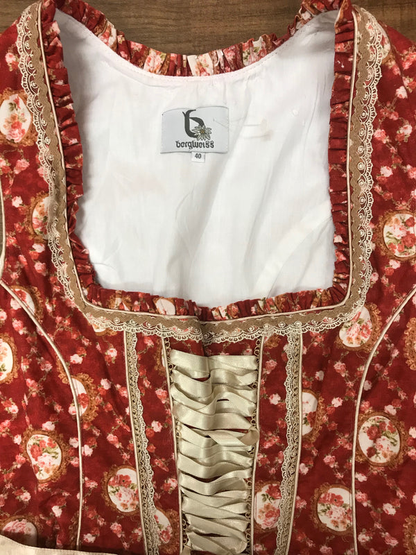 Rückansicht des roten Dirndls ohne Schürze, kompletter Rockteil sichtbar.