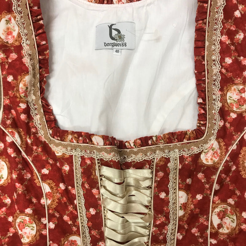 Rückansicht des roten Dirndls ohne Schürze, kompletter Rockteil sichtbar.