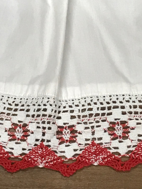 „Detail Spitzenbordüre rot weiß Dirndlschürze Baumwolle“