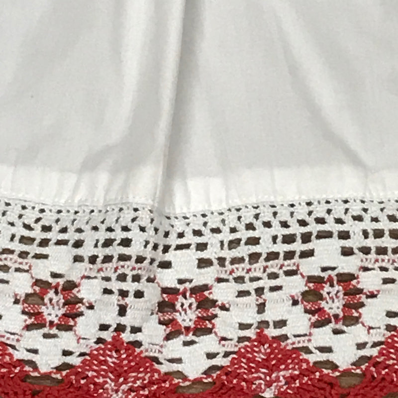 „Detail Spitzenbordüre rot weiß Dirndlschürze Baumwolle“