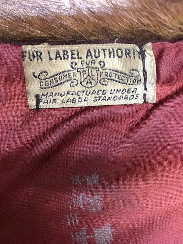 True Vintage,  Luxuriöses Vintage-Fellcape von Fur Doctors