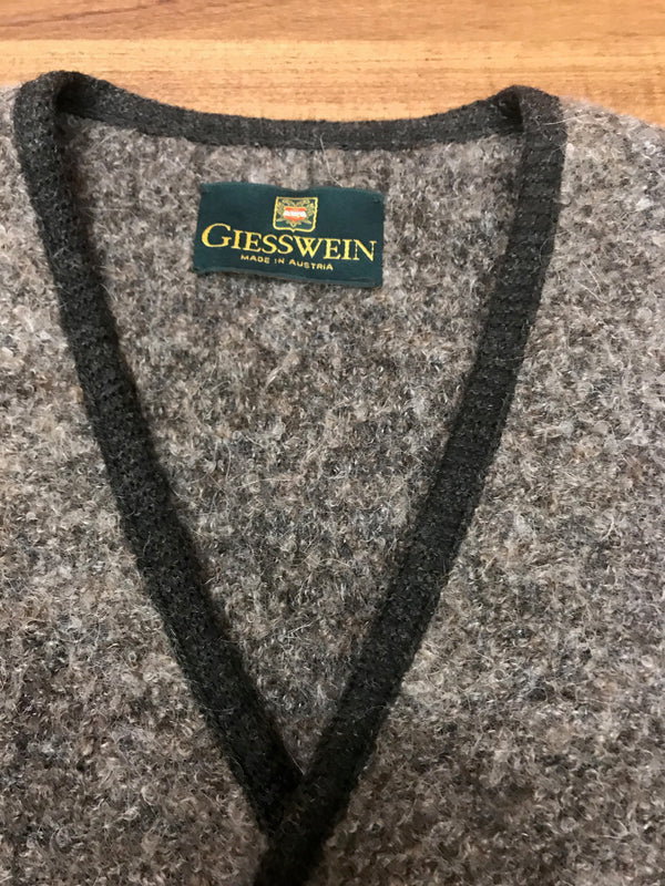 Giesswein Label Made in Austria an der Trachtenweste