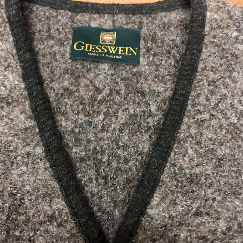 Giesswein Label Made in Austria an der Trachtenweste