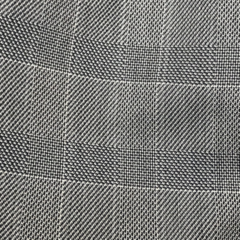 Detailaufnahme des karierten Stoffmusters in Grau.