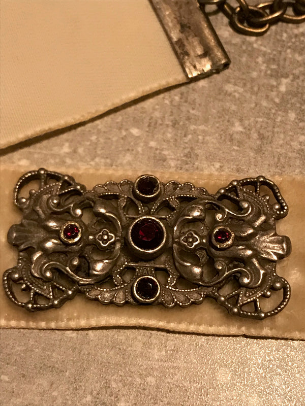Vintage Kropfband aus Samt mit Ornamentbrosche – Einheitsgröße