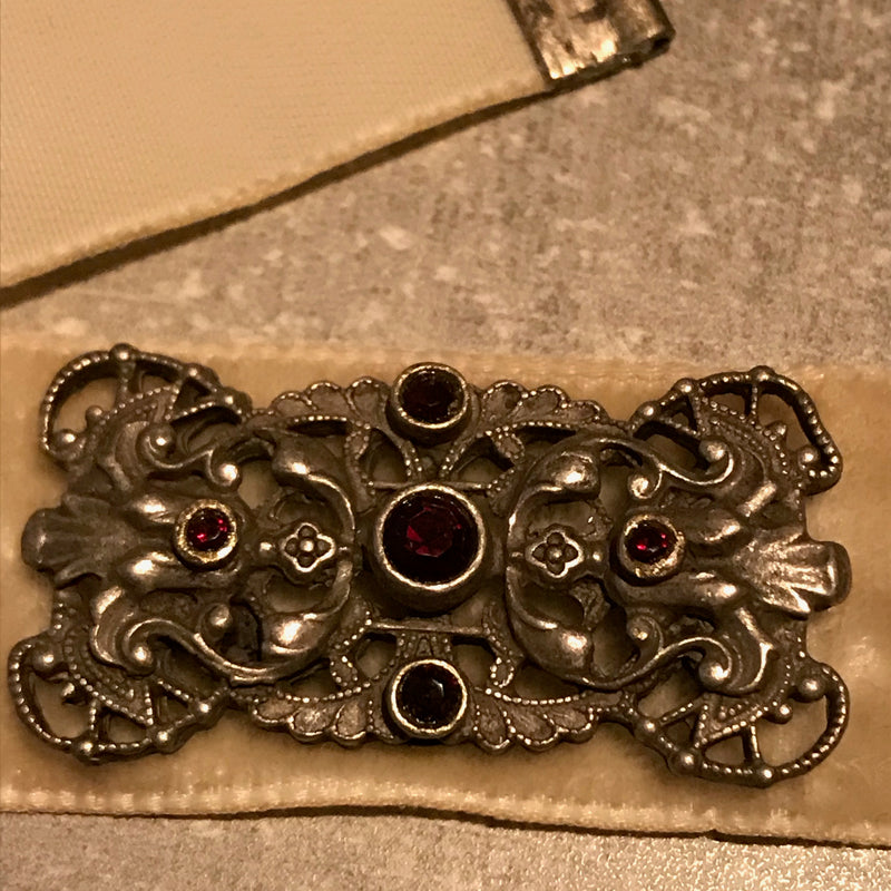 Vintage Kropfband aus Samt mit Ornamentbrosche – Einheitsgröße