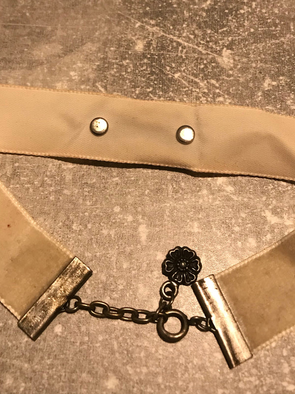 Vintage Kropfband aus Samt mit Ornamentbrosche – Einheitsgröße