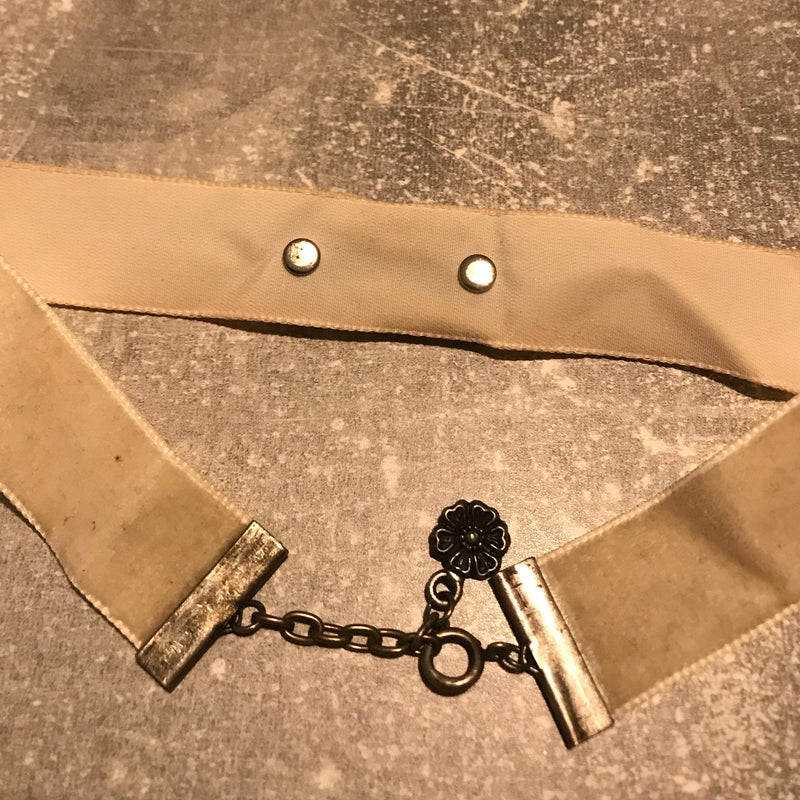 Vintage Kropfband aus Samt mit Ornamentbrosche – Einheitsgröße