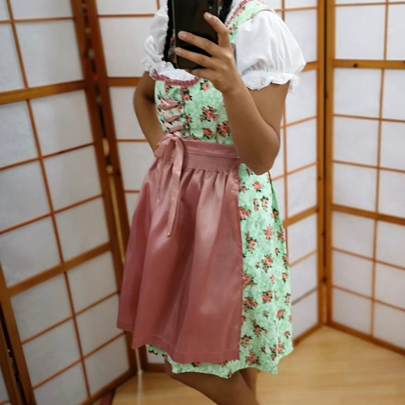 Dirndl getragen: mintgrünes Rosen-Dirndl mit rosa Schürze; Bluse nur zu Demonstrationszwecken, nicht enthalten.