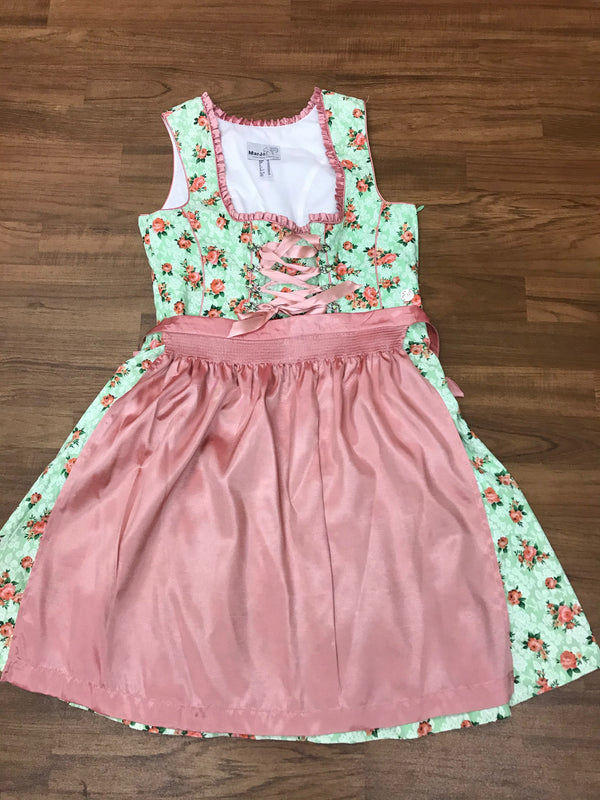 Marjo Dirndl mit gebundener rosa Schürze auf dem Kleid, Detailansicht – ohne Bluse.