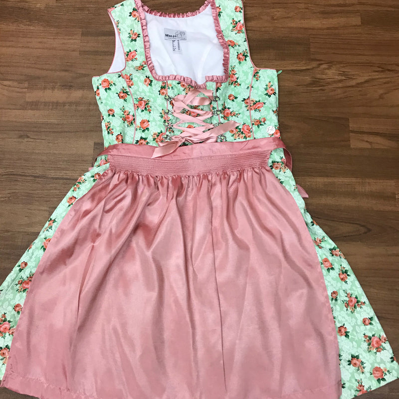 Marjo Dirndl mit gebundener rosa Schürze auf dem Kleid, Detailansicht – ohne Bluse.