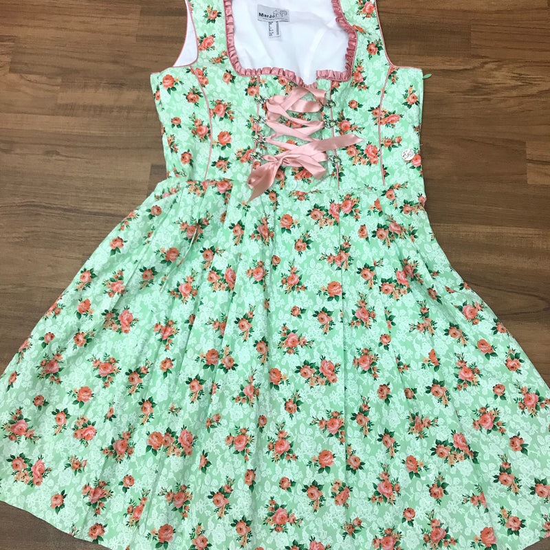 Mintgrünes Marjo Dirndl mit Rosenprint und rosa Schnürung, flach liegend – Vorderansicht ohne Schürze.