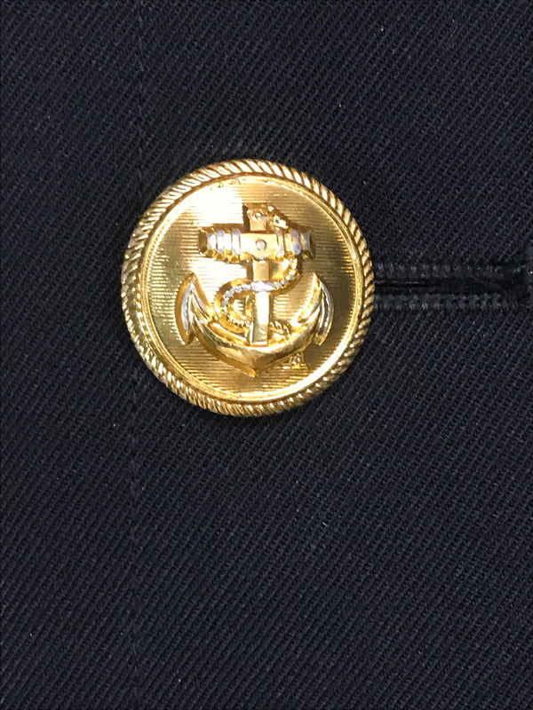 Detailaufnahme goldener Ankerknopf am Marine Offiziersmantel