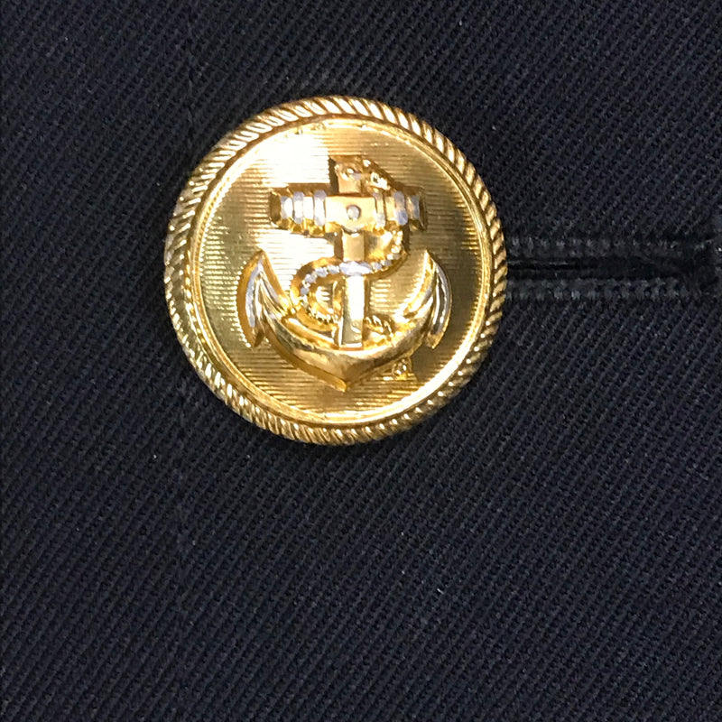 Detailaufnahme goldener Ankerknopf am Marine Offiziersmantel