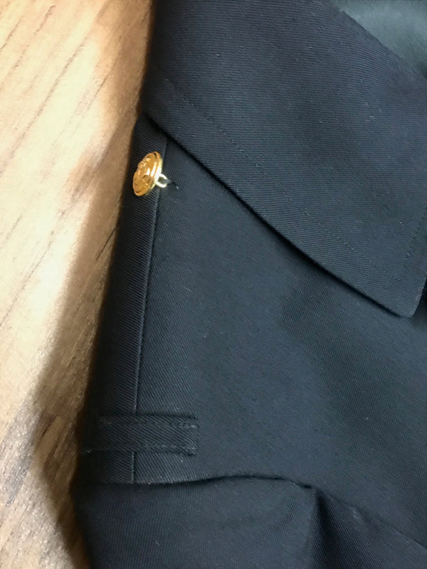 Schulterdetail mit Epaulette und Knopf des Offiziersmantels