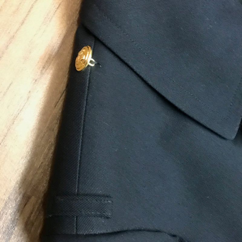 Schulterdetail mit Epaulette und Knopf des Offiziersmantels