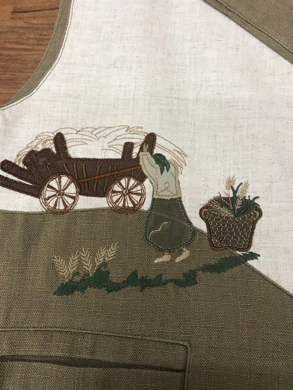 Detail Stickerei Bäuerin mit Heuwagen auf Trachtenweste