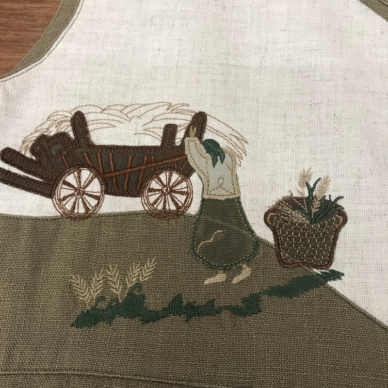 Detail Stickerei Bäuerin mit Heuwagen auf Trachtenweste