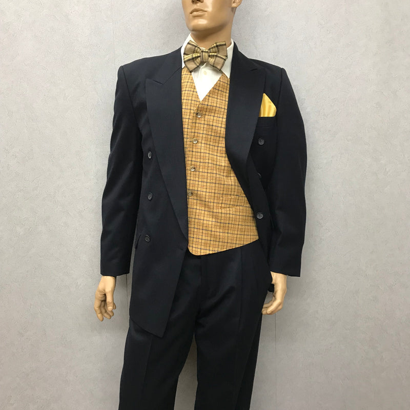 „20er Jahre Peaky-Blinders Kostüm Gr. 48: Weste gelb kariert, weiße Hemd, dunkle Hose, Schiebermütze“