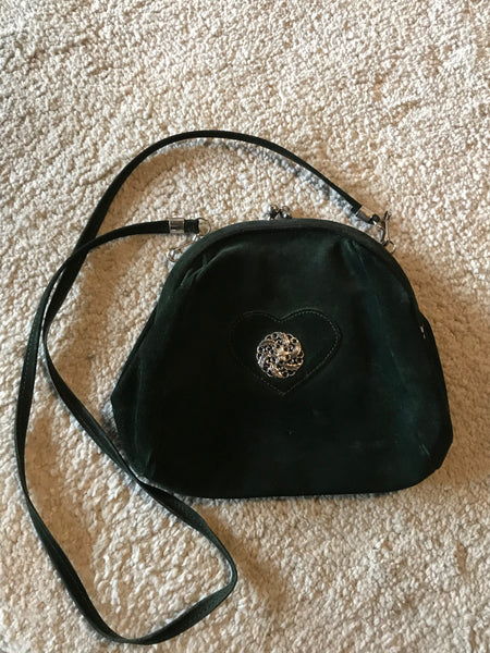 Dunkelgrüne Damen-Trachtentasche aus Wildleder mit Herzapplikation – abnehmbarer Riemen, ca. 19x23 cm, guter Secondhand-Zustand