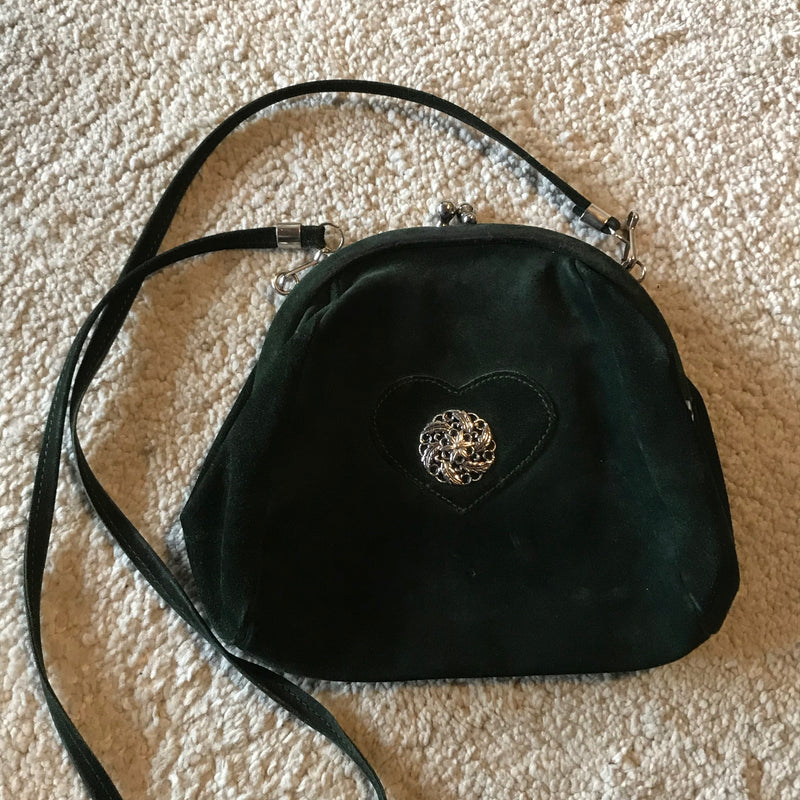 Dunkelgrüne Damen-Trachtentasche aus Wildleder mit Herzapplikation – abnehmbarer Riemen, ca. 19x23 cm, guter Secondhand-Zustand