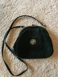 Dunkelgrüne Damen-Trachtentasche aus Wildleder mit Herzapplikation – abnehmbarer Riemen, ca. 19x23 cm, guter Secondhand-Zustand