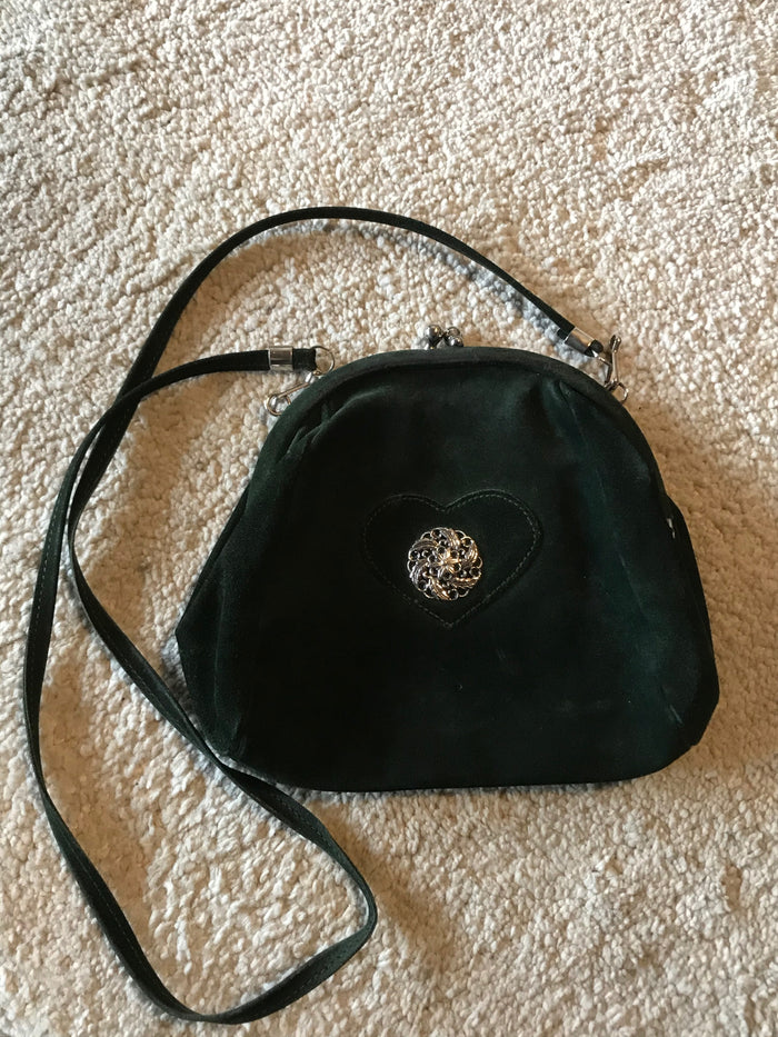 Dunkelgrüne Damen-Trachtentasche aus Wildleder mit Herzapplikation – abnehmbarer Riemen, ca. 19x23 cm, guter Secondhand-Zustand
