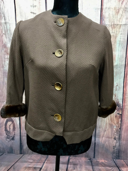Vintage Damenjacke in Taupe mit Fellmanschetten und goldenen Knöpfen, Größe 38 – sehr guter Zustand.