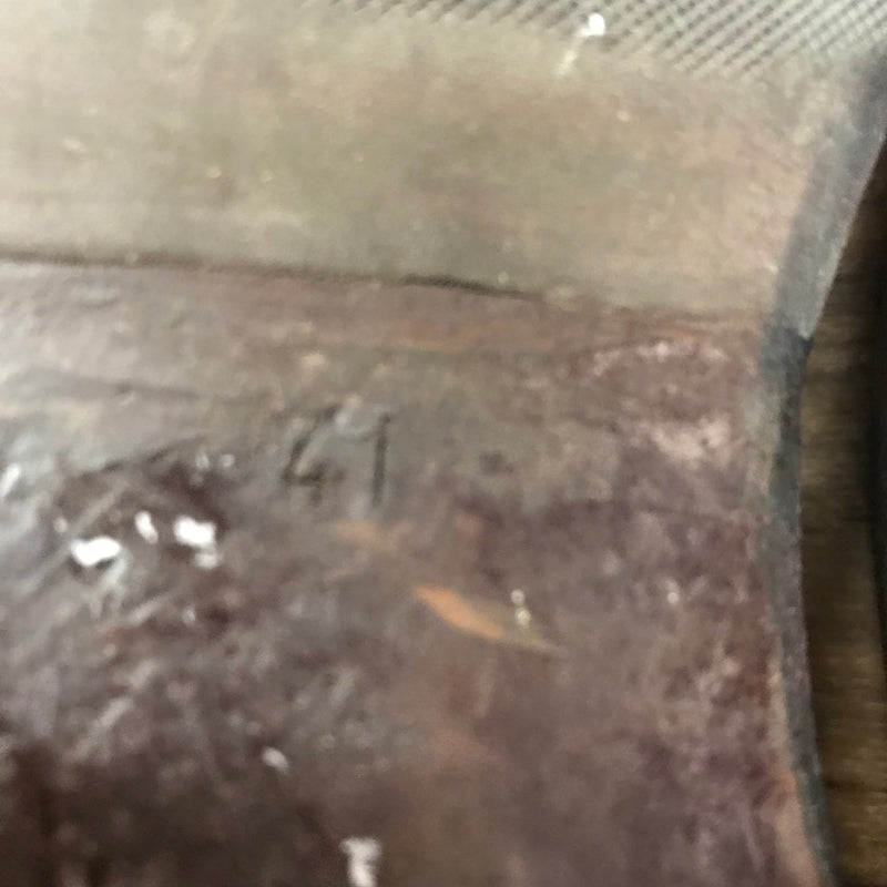 Größenangabe 41 in rotem Lederschuh, Detailaufnahme.