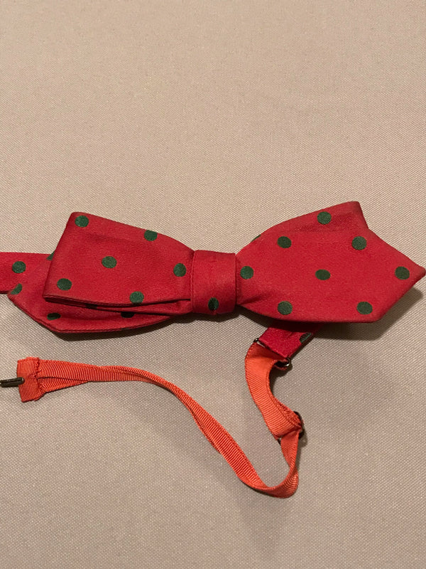 Rote Vintage Selbstbinder-Fliege aus Seide mit grünen Punkten – Vorderansicht unge­bunden.