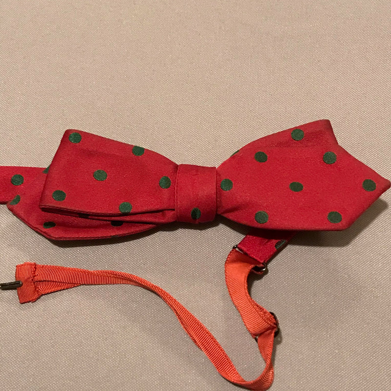 Rote Vintage Selbstbinder-Fliege aus Seide mit grünen Punkten – Vorderansicht unge­bunden.