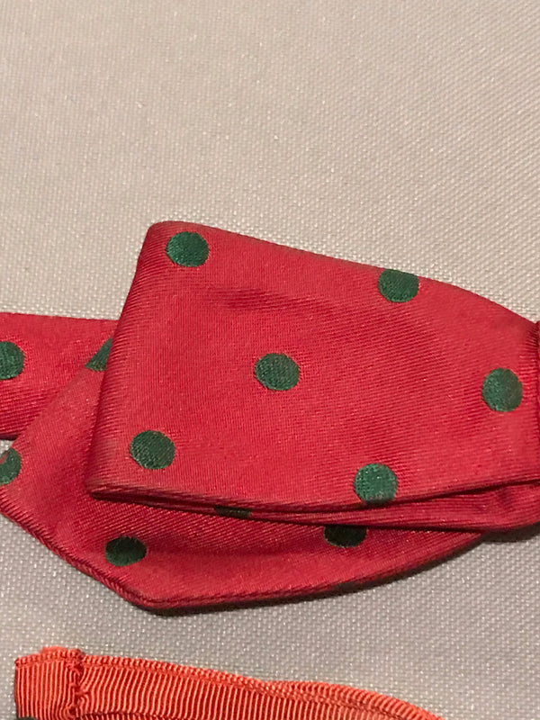 Nahaufnahme des roten Seidenstoffs mit grünen Polka Dots.
