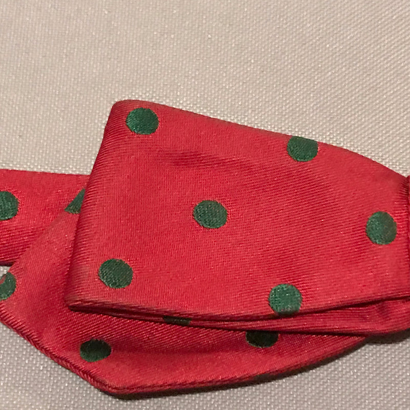 Nahaufnahme des roten Seidenstoffs mit grünen Polka Dots.