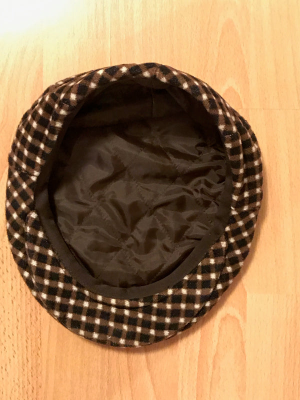 Innenansicht der Schiebermütze mit braunem Futter und gestepptem Innenfutter.