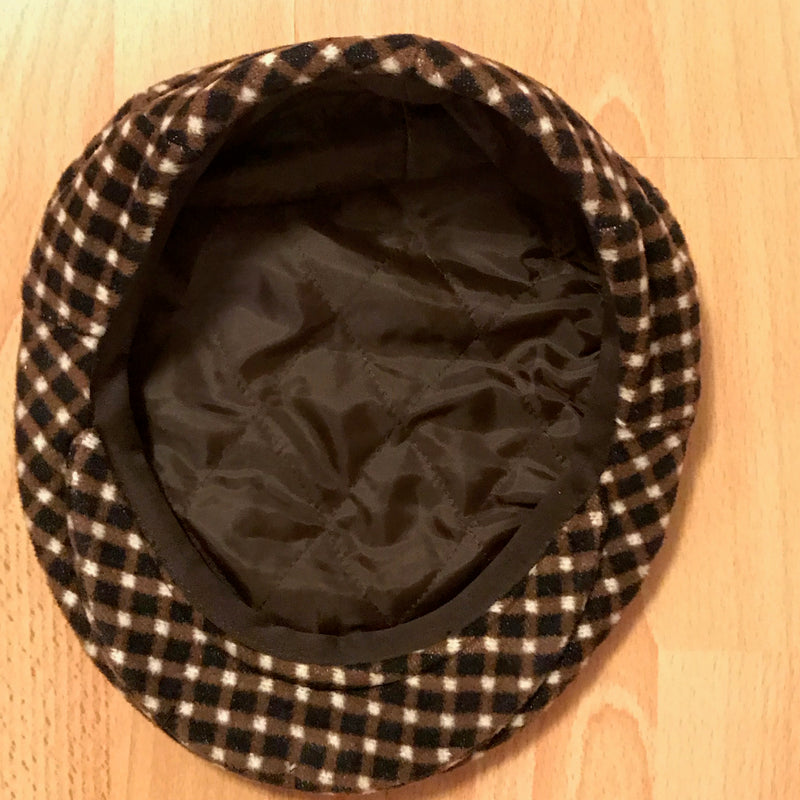 Innenansicht der Schiebermütze mit braunem Futter und gestepptem Innenfutter.