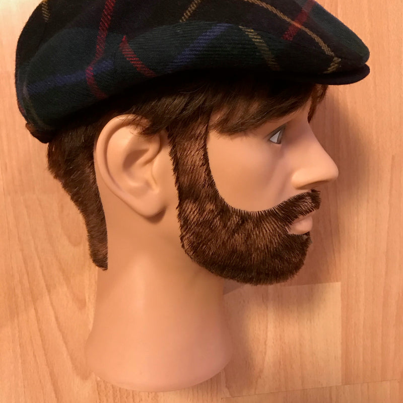 Schiebermütze kariert im 20er-Jahre-Stil, seitliche Ansicht auf Mannequin