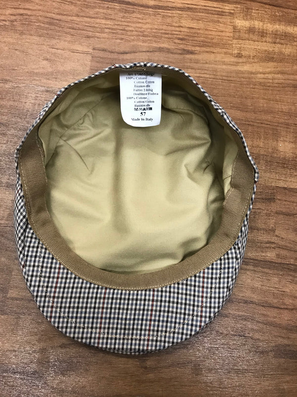 Innenansicht der Schiebermütze mit beigem Futter, Etikett „Made in Italy“, Größe 57.