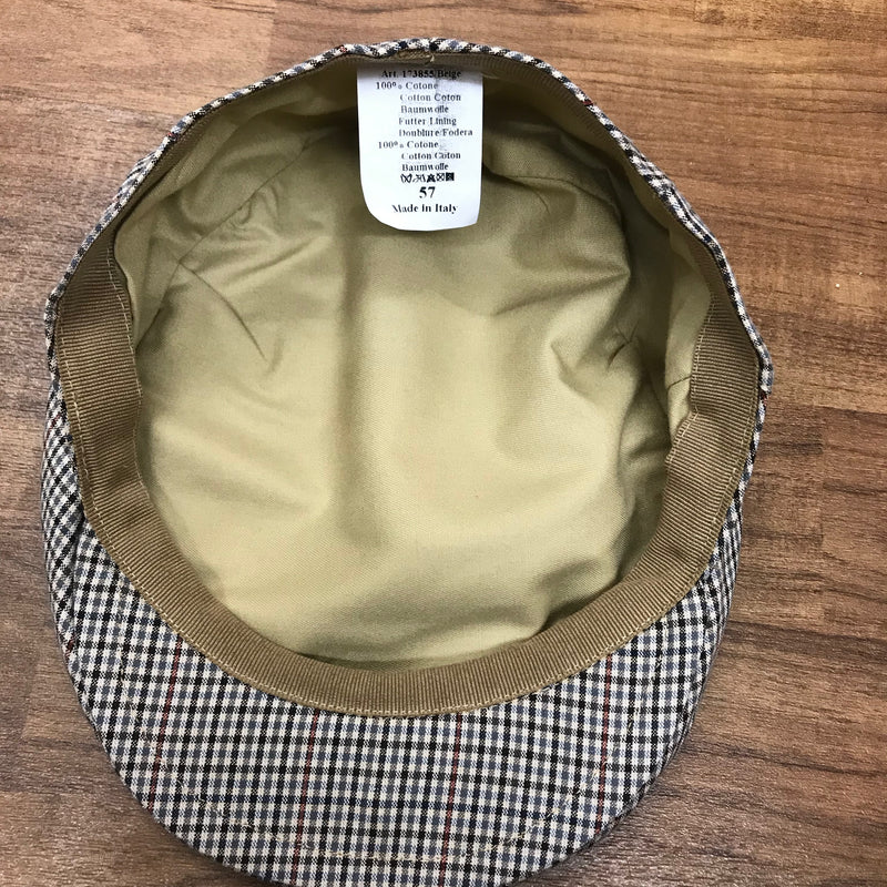 Innenansicht der Schiebermütze mit beigem Futter, Etikett „Made in Italy“, Größe 57.