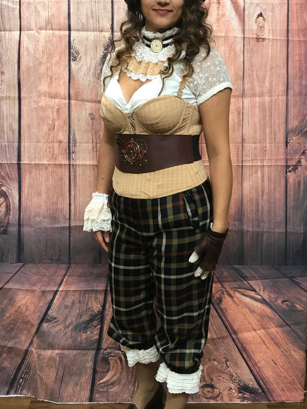 Steampunk Damenkostüm Gr. 40 ohne Zylinder – beige Corsage 80B, karierte Bloomers mit Rüschen, weiße Spitzenbluse, brauner Taillengürtel, Handschuhe & Halskrause.