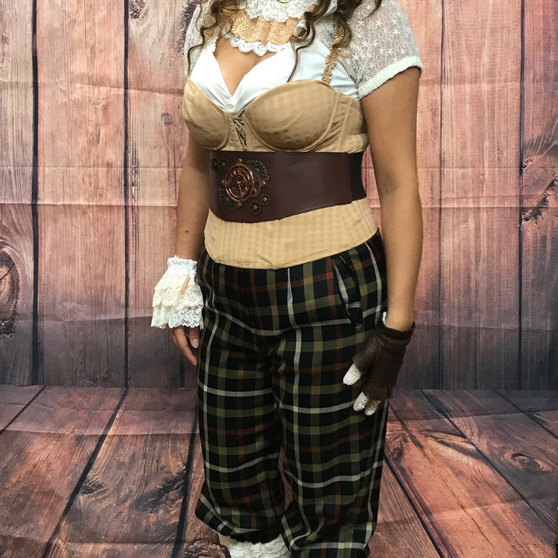 Steampunk Damenkostüm Gr. 40 ohne Zylinder – beige Corsage 80B, karierte Bloomers mit Rüschen, weiße Spitzenbluse, brauner Taillengürtel, Handschuhe & Halskrause.